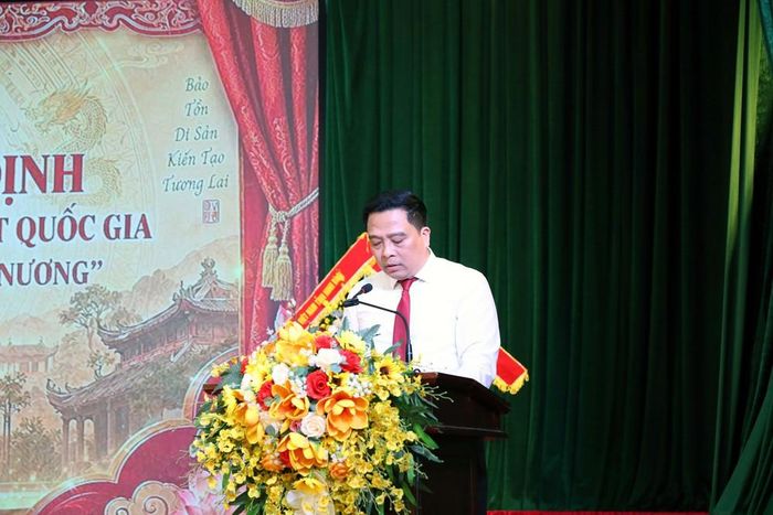 Ông Lại Trường Giang, Phó Chủ tịch UBND xã Liêm Hà, báo cáo tóm tắt về Bảo vật. Ảnh: Thanh Tuấn - TTXVN