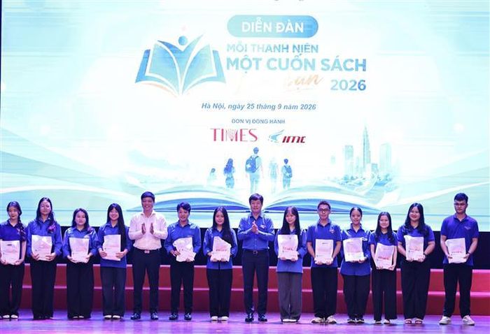 Đồng chí Lê Hải Long, Ủy viên Ban Thường vụ, Trưởng Ban Công tác Thanh thiếu nhi Trung ương Đoàn, Phó Chủ tịch Thường trực Trung ương Hội Liên hiệp Thanh niên trao tặng học bổng cho các sinh viên vượt khó học giỏi. Ảnh: Minh Đức - TTXVN
