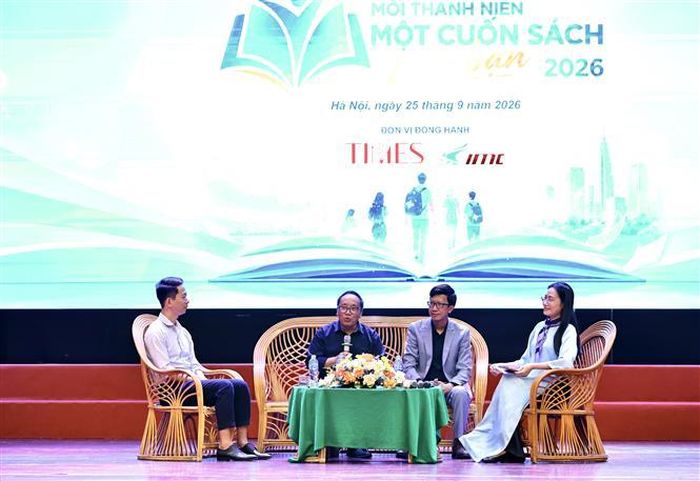 Giao lưu với các diễn giả tại diễn đàn. Ảnh: Minh Đức - TTXVN