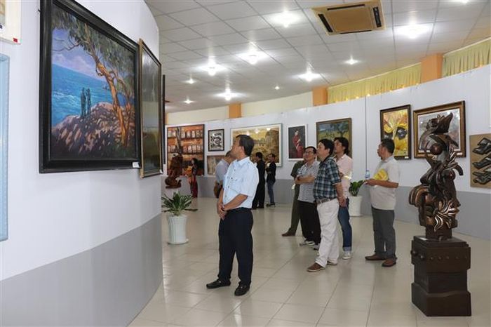 Khách tham quan triển lãm. Ảnh: Đức Hạnh - TTXVN