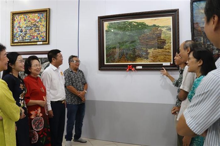 Tác phẩm “Bến chợ Gò Dầu” của tác giả Phạm Trường An đoạt Giải B. Ảnh: Đức Hạnh - TTXVN