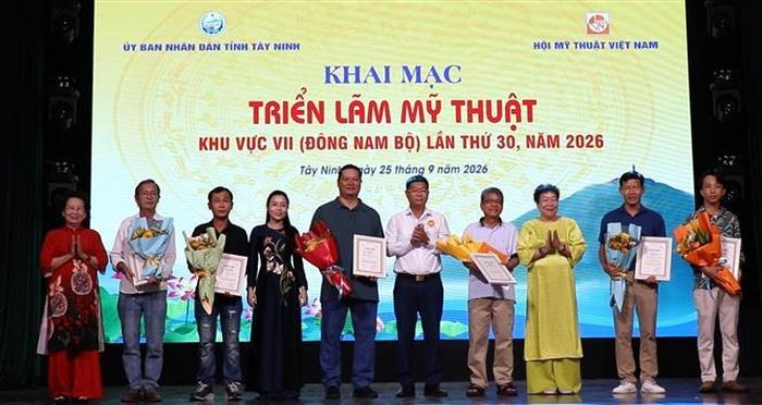 Ban tổ chức trao giải cho các tác giả đoạt giải. Ảnh: Đức Hạnh - TTXVN