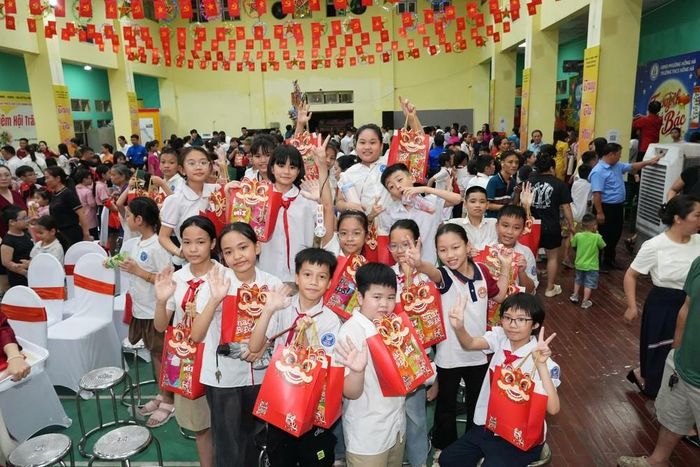 Lãnh đạo phường Hồng Hà tổ chức trao quà Trung thu cho học sinh trên địa bàn phường
