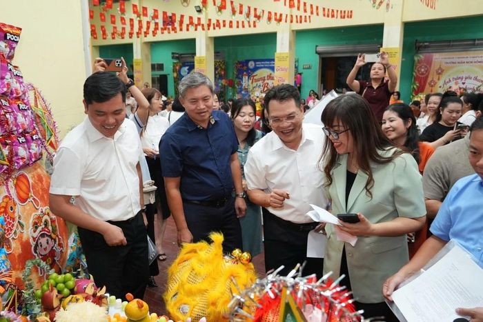 Lãnh đạo phường Hồng Hà chấm điểm mâm cỗ Trung thu của các trường trên địa bàn phường