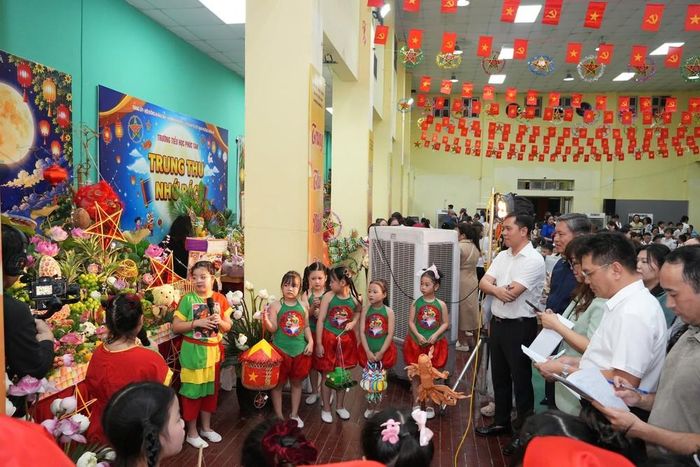 Các em nhỏ thuyết trình về tác phẩm Tết Trung thu của trường mình
