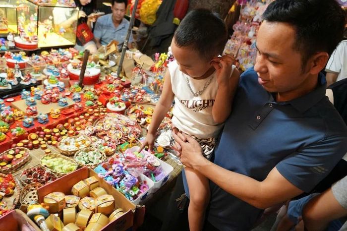 Các em nhỏ ngắm các đồ chơi truyền thống tại khu vực phố cổ Hà Nội