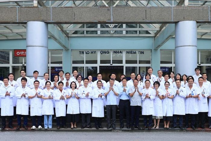 Thủ tướng Lê Minh Hưng cùng các y, bác sĩ của Bệnh viện K (Hà Nội) - Ảnh: chinhphu.vn/Nhật Bắc