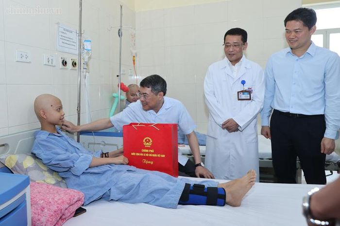 Thủ tướng Lê Minh Hưng thăm hỏi, tặng quà các bệnh nhi đang điều trị tại Bệnh viện - Ảnh: chinhphu.vn/Nhật Bắc