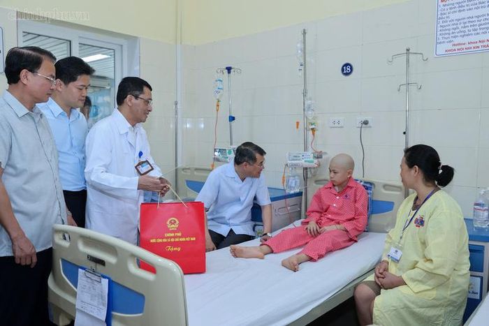 Thủ tướng Lê Minh Hưng thăm hỏi, tặng quà các bệnh nhi đang điều trị tại Bệnh viện - Ảnh: chinhphu.vn/Nhật Bắc