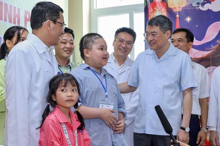 Thủ tướng thăm hỏi các bệnh nhi - Ảnh: chinhphu.vn/Nhật Bắc