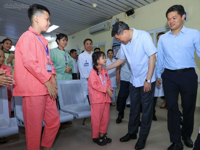 Thủ tướng Lê Minh Hưng thăm, động viên các bệnh nhi đang điều trị tại Bệnh viện K (Hà Nội) nhân dịp Tết Trung thu 2026 - Ảnh: chinhphu.vn/Nhật Bắc