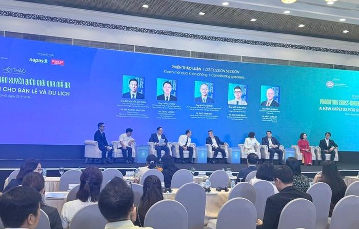 Đại diện các DN, ngân hàng, chuyên gia trao đổi tại Hội thảo "Thúc đẩy thanh toán xuyên biên giới qua mã QR: Động lực mới cho bán lẻ và du lịch" - Ảnh: chinhphu.vn