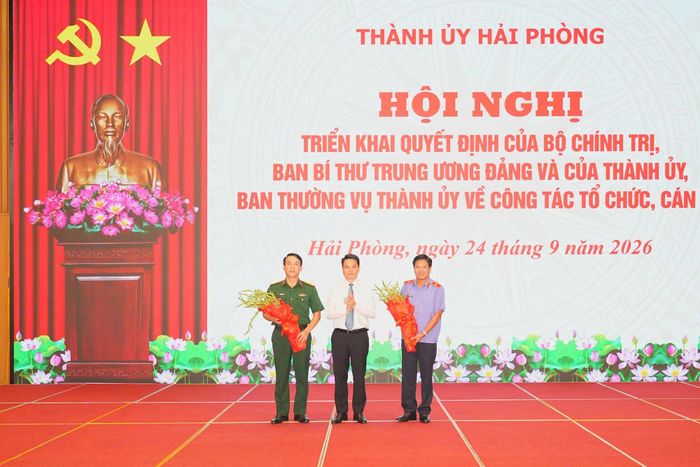 Đồng chí Bí thư Thành ủy Lê Ngọc Châu tặng hoa chúc mừng Thượng tá Đặng Văn Thương và đồng chí Đoàn Anh Phương.