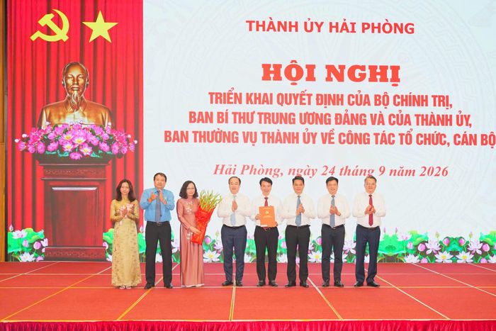 Đồng chí Bí thư Thành ủy Lê Ngọc Châu và đồng chí Phó Bí thư Thường trực Thành ủy Nguyễn Sỹ Hiệp tặng hoa chúc mừng Đảng bộ Mặt trận Tổ quốc, các đoàn thể thành phố.