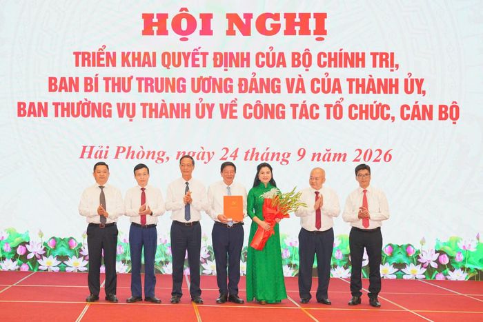 Đồng chí Đỗ Mạnh Hiến, Phó Bí thư Thành ủy và đồng chí Đỗ Thành Trung, Phó Bí thư Thành ủy, Chủ tịch UBND thành phố tặng hoa chúc mừng Ban Tuyên giáo Thành ủy.