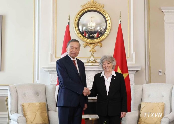 Tổng Bí thư, Chủ tịch nước Tô Lâm và Toàn quyền Canada Louise Arbour chụp ảnh chung. (Ảnh: TTXVN)
