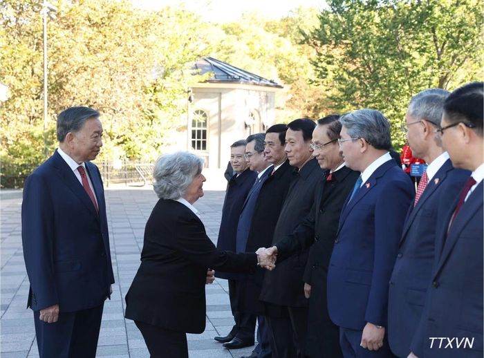 Tổng Bí thư, Chủ tịch nước Tô Lâm giới thiệu thành viên đoàn cấp cao Việt Nam với Toàn quyền Canada Louise Arbour. (Ảnh: TTXVN)