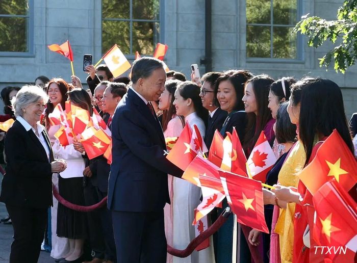 Tổng Bí thư, Chủ tịch nước Tô Lâm và Toàn quyền Canada Louise Arbour với cộng đồng người Việt Nam tại Canada dự Lễ đón. (Ảnh: TTXVN)