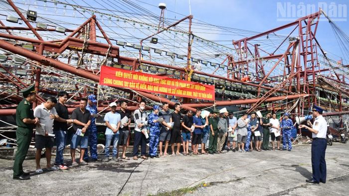 Tuyên truyền các quy định của pháp luật về chống khai thác IUU cho chủ phương tiện tàu thuyền.