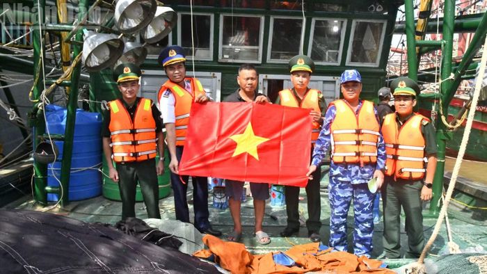 Cán bộ, chiến sĩ Đoàn Đặc nhiệm Phòng, chống tội phạm ma túy số 1 tặng cờ Tổ quốc và áo phao cho ngư dân.