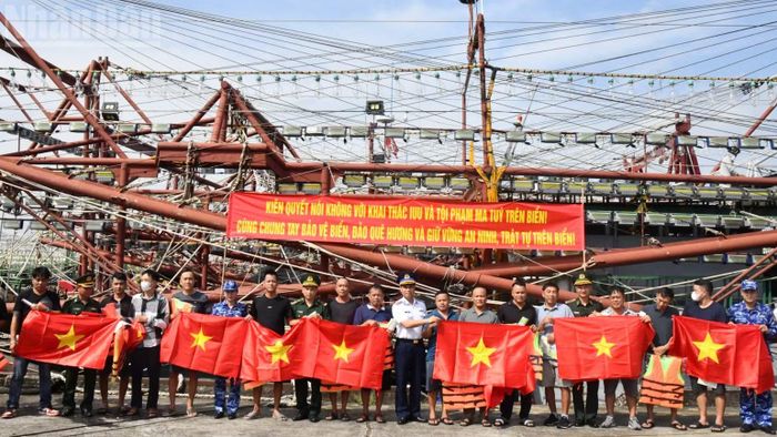 Lực lượng Cảnh sát biển thăm hỏi, động viên, tặng cờ Tổ quốc và áo phao cho ngư dân.