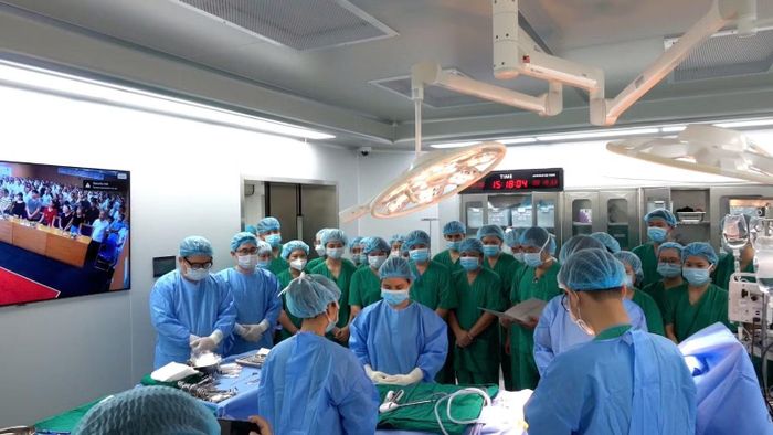 Ê- kíp phẫu thuật lấy tạng dành một phút mặc niệm tri ân, tiễn biệt người đồng nghiệp thân yêu. (Ảnh: BVCC)