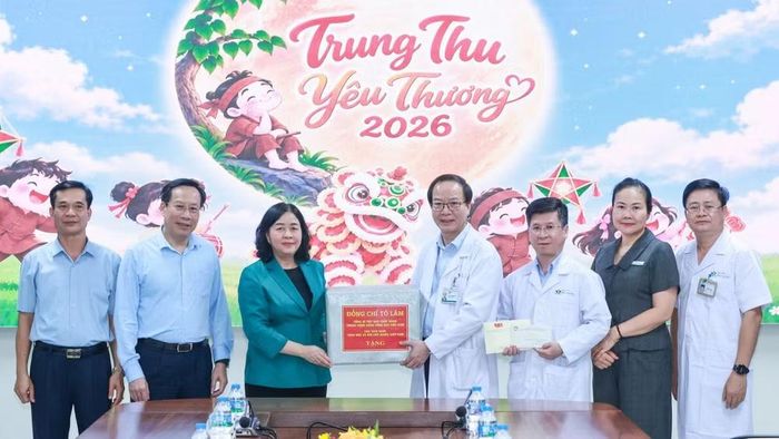 Đồng chí Bùi Thị Minh Hoài trao phần quà của Tổng Bí thư, Chủ tịch nước Tô Lâm và 50 suất quà của Ủy ban Trung ương Mặt trận Tổ quốc Việt Nam tặng thiếu nhi đang điều trị tại Bệnh viện Nhi Trung ương (Hà Nội). (Ảnh: chinhphu.vn)