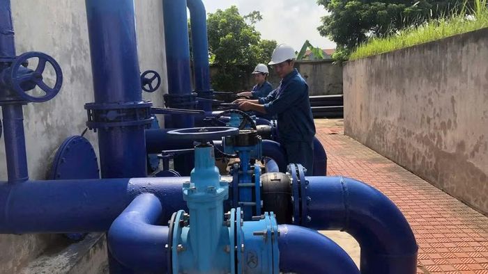 Công nhân Nhà máy Nước sạch Tiền Tiến (Hải Phòng) vận hành máy đưa nguồn nước sạch đến Nhân dân. (Ảnh: NGUYÊN PHÚC-MINH TUẤN)