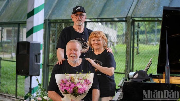 Vợ chồng nghệ sĩ Rick Wakeman và người bạn Peter Egan.