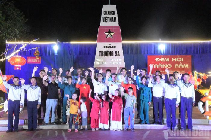 Cán bộ, chiến sĩ và các em thiếu nhi gửi lời chúc Trung thu đến các em thiếu nhi cả nước. (Ảnh: THÀNH VŨ)