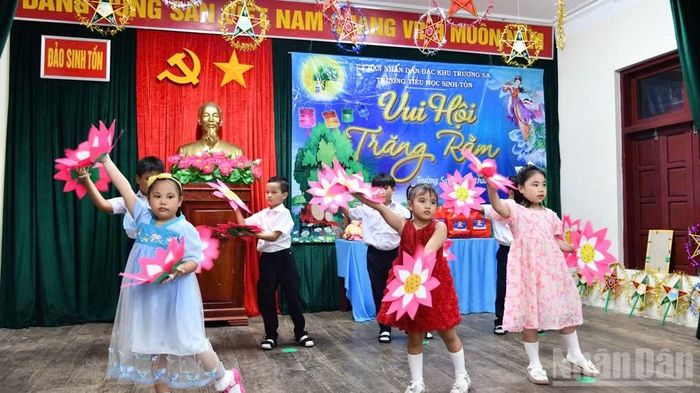 Các em thiếu nhi ở đảo Sinh Tồn biểu diễn tiết mục văn nghệ. (Ảnh: THÀNH VŨ)