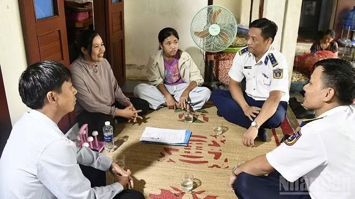 Trao quà hỗ trợ học sinh có hoàn cảnh khó khăn tại đặc khu Lý Sơn, tỉnh Quảng Ngãi. (Ảnh: Cảnh sát biển)