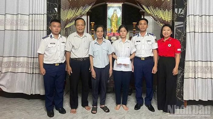 Trao quà hỗ trợ học sinh có hoàn cảnh khó khăn tại tỉnh Quảng Trị. (Ảnh: Cảnh sát biển)