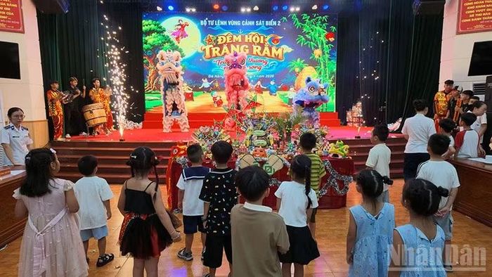Nhiều hoạt động tại Chương trình “Đêm hội trăng rằm” với chủ đề “Trăng yêu thương nơi đầu sóng” tại Vùng Cảnh sát biển 2. (Ảnh: Cảnh sát biển)