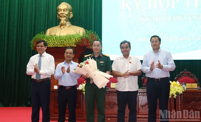 Lãnh đạo tỉnh tặng hoa chúc mừng đồng chí Trần Hữu Ích.