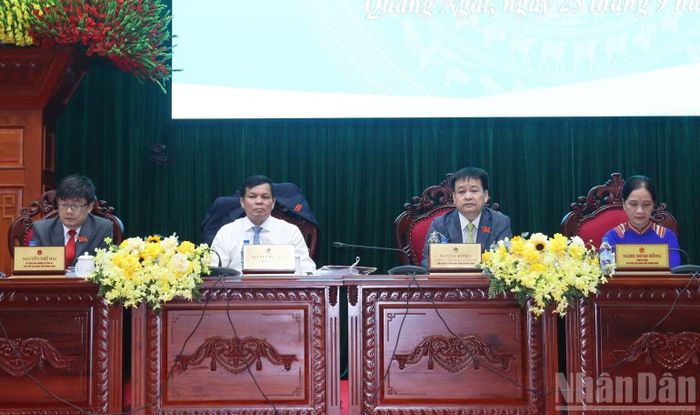 Các đồng chí Thường trực Hội đồng nhân dân tỉnh Quảng Ngãi chủ trì kỳ họp. (Ảnh: HIỂN CỪ)