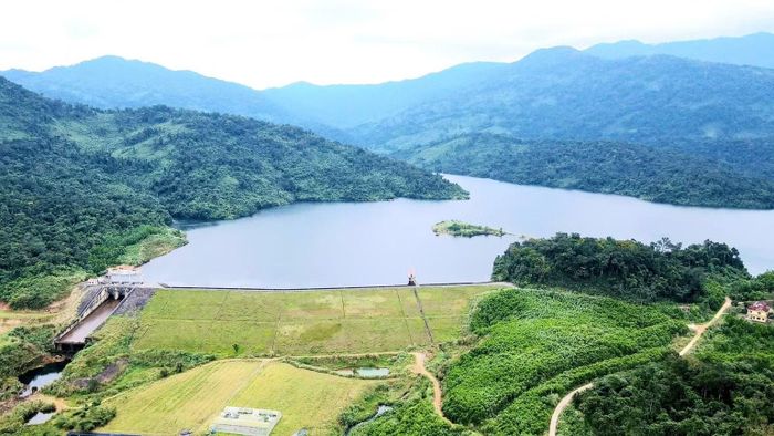 Thác Chuối là hồ thủy lợi, có phong cảnh đẹp nằm ngay dưới chân núi U Bò. (Ảnh: HG)