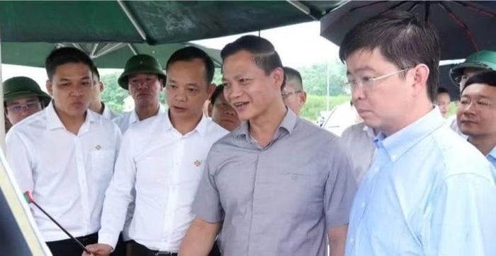 Bí thư Tỉnh ủy Quảng Trị Vương Quốc Tuấn (thứ 2 từ phải qua) cùng lãnh đạo Ủy ban nhân dân tỉnh và nhà đầu tư khảo sát dự án. (Ảnh: QV)