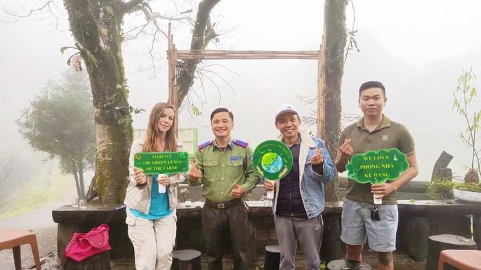 Đỉnh U Bò có độ cao gần 1.000m và đường Hồ Chí Minh nhánh tây đi qua, là tuyến đường phượt tuyệt đẹp và hấp dẫn du khách trong và ngoài nước. Trong ảnh: Khách du lịch ghé lại Trạm bảo vệ rừng U Bò để xin tiếp thêm nhiên liệu. (Ảnh: HG)