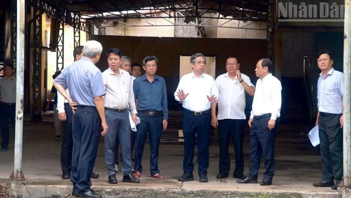 Phó Bí thư Thành ủy Nguyễn Phước Lộc trao đổi cùng lãnh đạo các sở, ngành, địa phương.