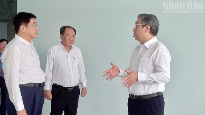 Đồng chí Nguyễn Phước Lộc trao đổi với lãnh đạo Bệnh viện đại học Y dược Thành phố Hồ Chí Minh và Sở Y tế Thành phố.