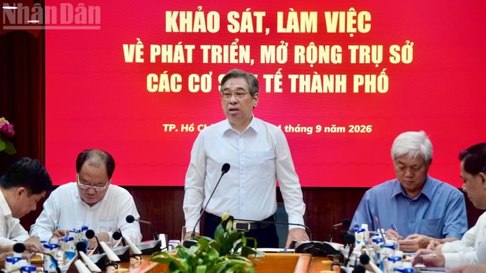 Phó Bí thư Thành ủy Thành phố Hồ Chí Minh Nguyễn Phước Lộc lưu ý, không để đứt gãy dịch vụ công chăm sóc sức khỏe người dân.