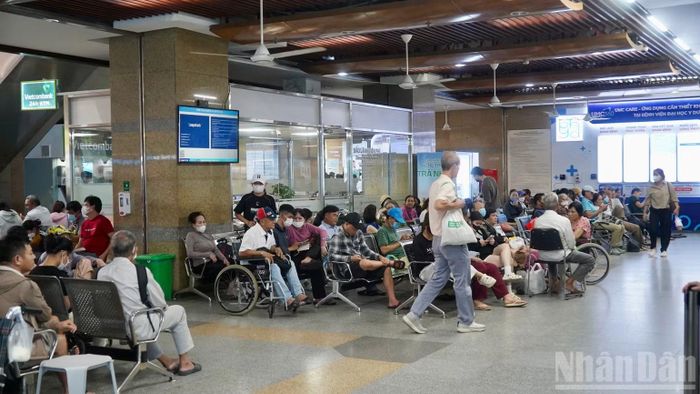 Bệnh viện đại học Y dược Thành phố Hồ Chí Minh thường xuyên trong tình trạng quá tải.