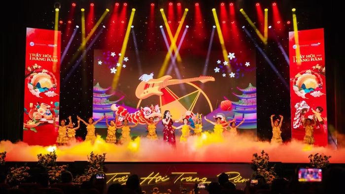 “Trẩy hội trăng rằm” mang đến không gian nghệ thuật rực rỡ sắc màu. (Ảnh: Ban tổ chức)
