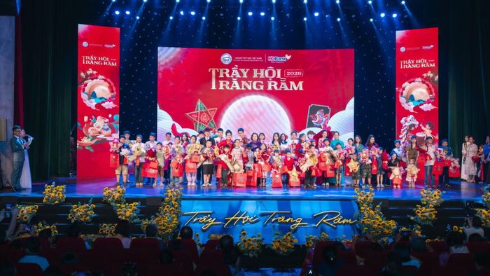Trao tặng những phần quà ý nghĩa cho các bạn nhỏ. (Ảnh: Ban tổ chức)