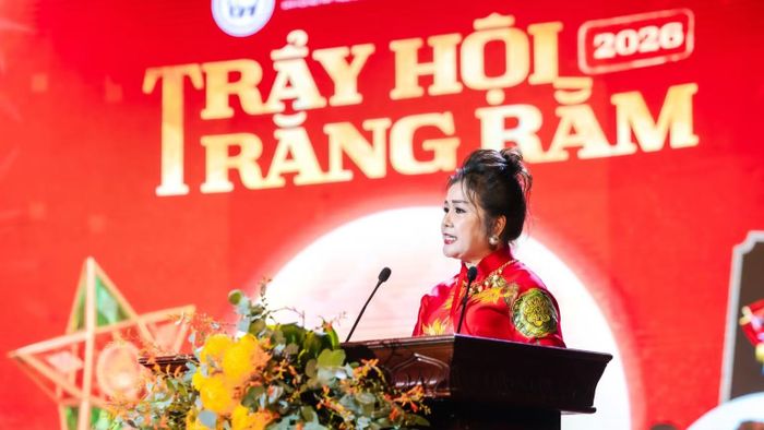Nghệ sĩ Nhân dân Lệ Ngọc, Chi hội trưởng Chi hội Nữ trí thức khối Văn hóa nghệ thuật, Trưởng Ban tổ chức chương trình phát biểu. (Ảnh: Ban tổ chức)