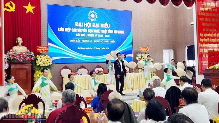 Văn nghệ chào mừng. (Ảnh: QUỐC TRINH)