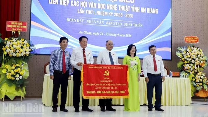 Lãnh đạo Ủy ban Mặt trận Tổ quốc Việt Nam tỉnh An Giang tặng bức trướng cho Đại hội. (Ảnh: QUỐC TRINH)
