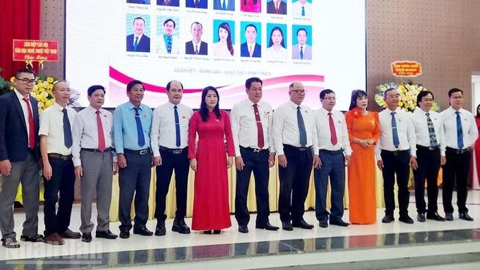 Ban Chấp hành Hội Liên các Hội Văn học nghệ thuật tỉnh An Giang lần thứ I, nhiệm kỳ 2026-2031 ra mắt Đại hội. (Ảnh: QUỐC TRINH)