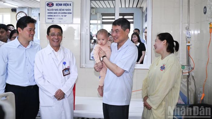 Thủ tướng Chính phủ Lê Minh Hưng ân cần thăm hỏi một bệnh nhi mới 12 tháng tuổi đang điều trị tại Khoa Nội nhi, Bệnh viện K. (Ảnh: TRẦN HẢI)